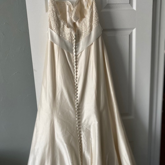 Paloma Blanca Ivory strapless wedding gown (#3854), size 14 - Picture 4 of 13